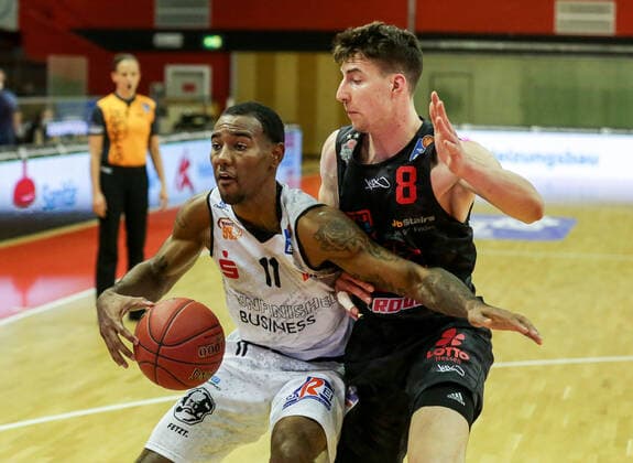Deutschland, Giessen, Osthalle, 18.12.2020, easy Credit BBL, 7.Spieltag, JobStairs Giessen 46ers - NINERS Chemnitz Bild: v.li.Isiaha Mike (Niners Chemnitz),Alen Pjanic (Jobstairs Giessen 46ers) im Zweikampf Copyright: HMBxMedia ThomasxJäger