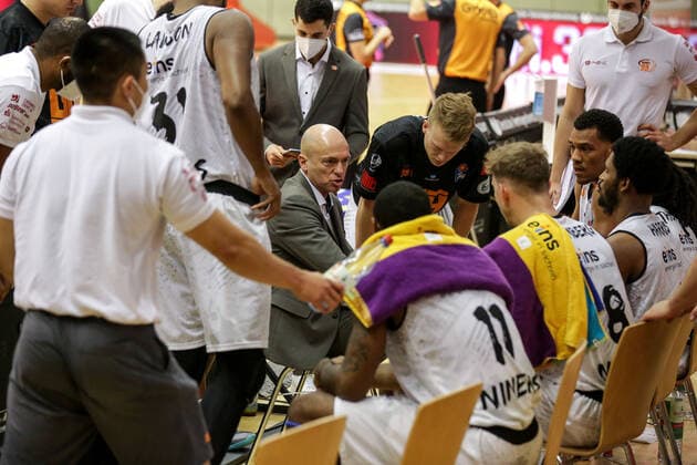 Deutschland, Giessen, Osthalle, 18.12.2020, easy Credit BBL, 7.Spieltag, JobStairs Giessen 46ers - NINERS Chemnitz Bild: Das Team der Niners Chemnitz bei der Auszeit Copyright: HMBxMedia ThomasxJäger