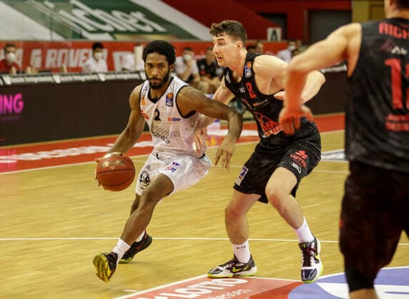 Deutschland, Giessen, Osthalle, 18.12.2020, easy Credit BBL, 7.Spieltag, JobStairs Giessen 46ers - NINERS Chemnitz Bild: v.li.Terrell Harris (Niners Chemnitz),Alen Pjanic (Jobstairs Giessen 46ers) im Zweikampf Copyright: HMBxMedia ThomasxJäger