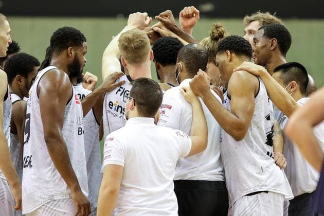 Deutschland, Giessen, Osthalle, 18.12.2020, easy Credit BBL, 7.Spieltag, JobStairs Giessen 46ers - NINERS Chemnitz Bild: das Team der Niners Chemnitz stehen nach dem Sieg im Teamkreis zusammen Copyright: HMBxMedia ThomasxJäger