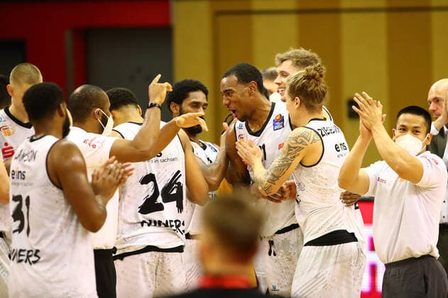 Chemnitzer Spieler freuen sich ueber den Sieg in Giessen Jobstairs Giessen 46ers vs Niners Chemnitz, Basketball, easyCredit BBL, 18.12.2020 Jobstairs Giessen 46ers vs Niners Chemnitz, Basketball, easyCredit BBL, 18.12.2020 Giessen Copyright: xEibner-Pressefotox EP_RWS