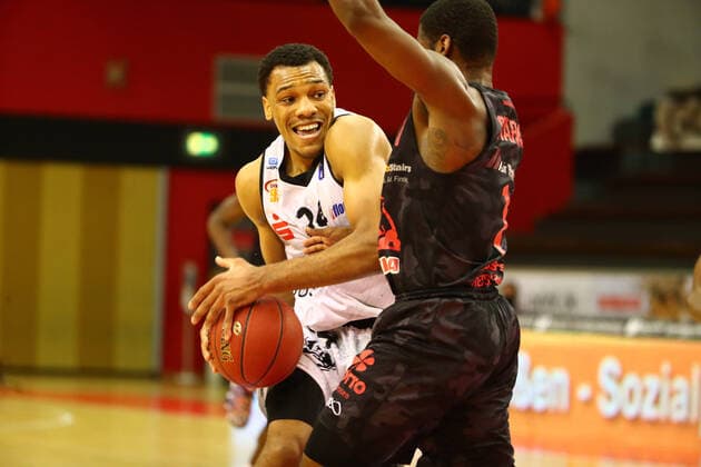 Wes Clark (Chemnitz) im Zweikampf mit Jonathan Stark (Giessen) Jobstairs Giessen 46ers vs Niners Chemnitz, Basketball, easyCredit BBL, 18.12.2020 Jobstairs Giessen 46ers vs Niners Chemnitz, Basketball, easyCredit BBL, 18.12.2020 Giessen Copyright: xEibner-Pressefotox EP_RWS