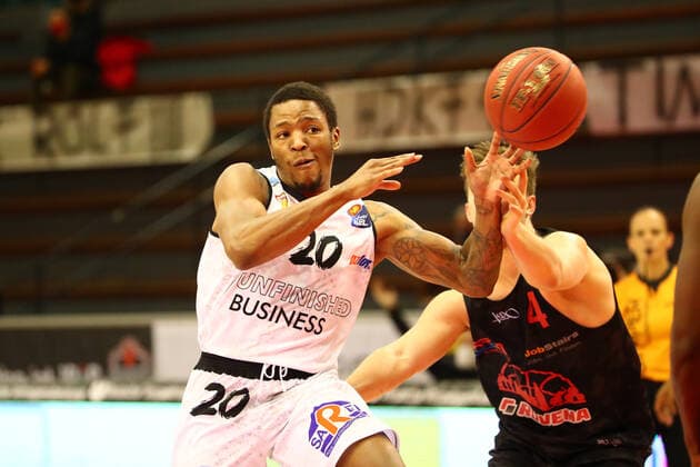 Wes Clark (Chemnitz) im Zweikampf mit Bjarne Kraushaar (Giessen) Jobstairs Giessen 46ers vs Niners Chemnitz, Basketball, easyCredit BBL, 18.12.2020 Jobstairs Giessen 46ers vs Niners Chemnitz, Basketball, easyCredit BBL, 18.12.2020 Giessen Copyright: xEibner-Pressefotox EP_RWS