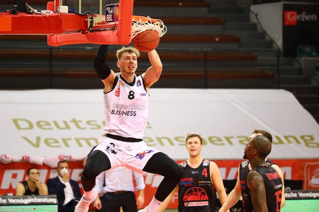 Dunk von Jan Niklas Wimberg (Chemnitz) Jobstairs Giessen 46ers vs Niners Chemnitz, Basketball, easyCredit BBL, 18.12.2020 Jobstairs Giessen 46ers vs Niners Chemnitz, Basketball, easyCredit BBL, 18.12.2020 Giessen Copyright: xEibner-Pressefotox EP_RWS