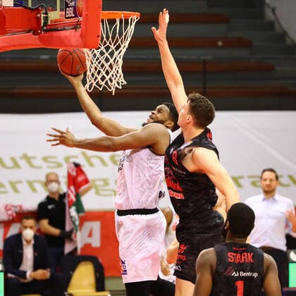 Joseph Lawson (Chemnitz) zieht gegen Alen Pjanic (Giessen) zum Korb Jobstairs Giessen 46ers vs Niners Chemnitz, Basketball, easyCredit BBL, 18.12.2020 Jobstairs Giessen 46ers vs Niners Chemnitz, Basketball, easyCredit BBL, 18.12.2020 Giessen Copyright: xEibner-Pressefotox EP_RWS