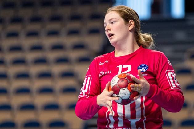201219 Hallbys malvakt Christina Lövgren Hallberg deppar under handbollsmatchen i damernas Allsvenska mellan OV Helsingborg och Hallby den 19 december 2020 i Helsingborg. Copyright: CHRISTOFFERxBORGxMATTISSON BB201219CB047