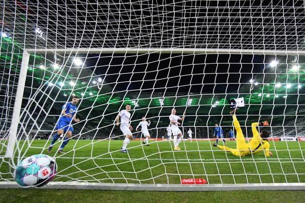 Bilder des Jahres 2020, Sport 12 Dezember 19.12.2020, xmeix, 1.Fussball Bundesliga, Borussia Moenchengladbach - TSG 1899 Hoffenheim, emspor. v.l.n.r, Ausgleich zum 1:1 durch Andrej Kramaric (TSG 1899 Hoffenheim) gegen YANN SOMMER (BORUSSIA MOENCHENGLADBACH) (DFL DFB REGULATIONS PROHIBIT ANY USE OF PHOTOGRAPHS as IMAGE SEQUENCES and or QUASI-VIDEO) Moenchengladbach *** 19 12 2020, xmeix, 1 Football Bundesliga, Borussia Moenchengladbach TSG 1899 Hoffenheim, emspor v l n r, equalizer to 1 1 by Andrej Kramaric TSG 1899 Hoffenheim vs YANN SOMMER BORUSSIA MOENCHENGLADBACH DFL DFB REGULATIONS PROHIBIT ANY USE OF PHOTOGRAPHS as IMAGE SEQUENCES and or QUASI VIDEO Moenchengladbach prio:1