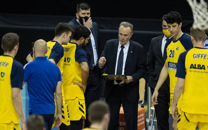 19.12.2020, Berlin, Basketball, 1. Bundesliga, easyCredit BBL, Hauptrunde, 7.Spieltag, Mercedes Benz Arena: ALBA Berlin - ratiopharm Ulm. ALBAs Head Coach Aito Garcia Reneses bespricht sich mit seinem Team. ALBA Berlin - ratiopharm Ulm