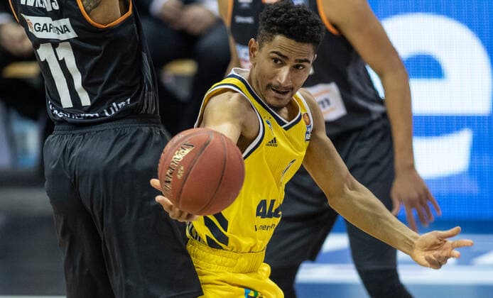 19.12.2020, Berlin, Basketball, 1. Bundesliga, easyCredit BBL, Hauptrunde, 7.Spieltag, Mercedes Benz Arena: ALBA Berlin - ratiopharm Ulm. ALBAs Maodo Lo spielt den Ball. ALBA Berlin - ratiopharm Ulm