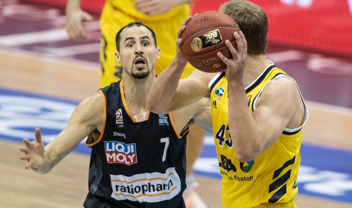 19.12.2020, Berlin, Basketball, 1. Bundesliga, easyCredit BBL, Hauptrunde, 7.Spieltag, Mercedes Benz Arena: ALBA Berlin - ratiopharm Ulm. ALBAs Luke Sikma (r) kaempft gegen John Petrucelli von ratiopharm Ulm um den Ball. ALBA Berlin - ratiopharm Ulm