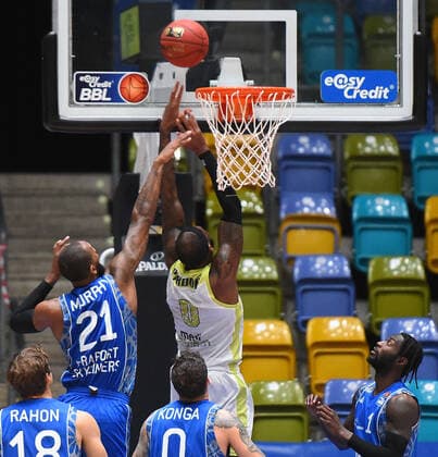 19.12.2020, xhbx, Basketball, BBL, Fraport Skyliners Frankfurt - medi Bayreuth, v.l. Kamari Murphy (Fraport Skyliners Frankfurt), Dererk Pardon (medi Bayreuth) (DFL DFB REGULATIONS PROHIBIT ANY USE OF PHOTOGRAPHS as IMAGE SEQUENCES and or QUASI-VIDEO) Offenbach am Main