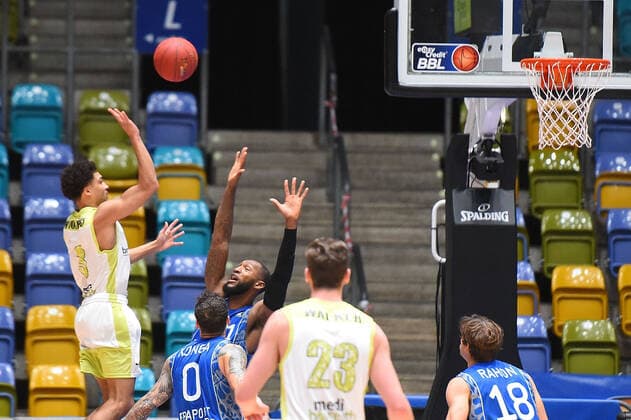 19.12.2020, xhbx, Basketball, BBL, Fraport Skyliners Frankfurt - medi Bayreuth, v.l. Ryan Woolridge (medi Bayreuth) , Kamari Murphy (Fraport Skyliners Frankfurt) (DFL DFB REGULATIONS PROHIBIT ANY USE OF PHOTOGRAPHS as IMAGE SEQUENCES and or QUASI-VIDEO) Offenbach am Main