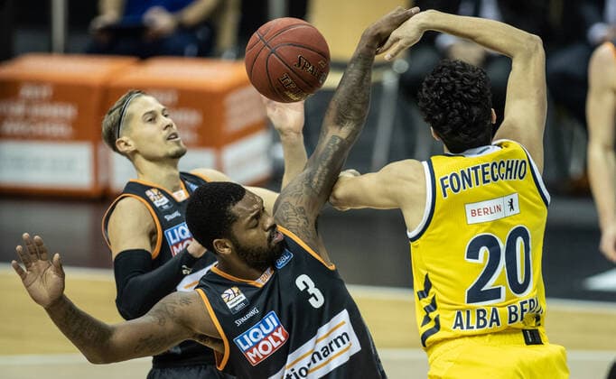 19.12.2020, Berlin, Basketball, 1. Bundesliga, easyCredit BBL, Hauptrunde, 7.Spieltag, Mercedes Benz Arena: ALBA Berlin - ratiopharm Ulm. Trey Landers (M) von ratiopharm Ulm kaempft gegen ALBAs Simone Fontecchio (r) um den Ball. ALBA Berlin - ratiopharm Ulm
