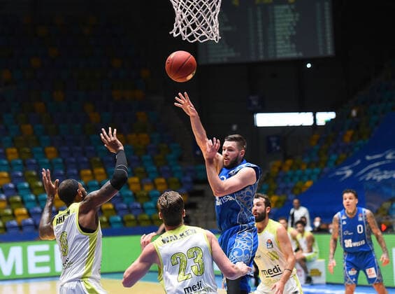 19.12.2020, xhbx, Basketball, BBL, Fraport Skyliners Frankfurt - medi Bayreuth, v.l. Jon Axel Gudmundsson (Fraport Skyliners Frankfurt) (DFL DFB REGULATIONS PROHIBIT ANY USE OF PHOTOGRAPHS as IMAGE SEQUENCES and or QUASI-VIDEO) Offenbach am Main