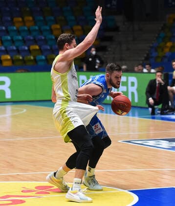 19.12.2020, xhbx, Basketball, BBL, Fraport Skyliners Frankfurt - medi Bayreuth, v.l. David Walker (medi Bayreuth), Jon Axel Gudmundsson (Fraport Skyliners Frankfurt) (DFL DFB REGULATIONS PROHIBIT ANY USE OF PHOTOGRAPHS as IMAGE SEQUENCES and or QUASI-VIDEO) Offenbach am Main