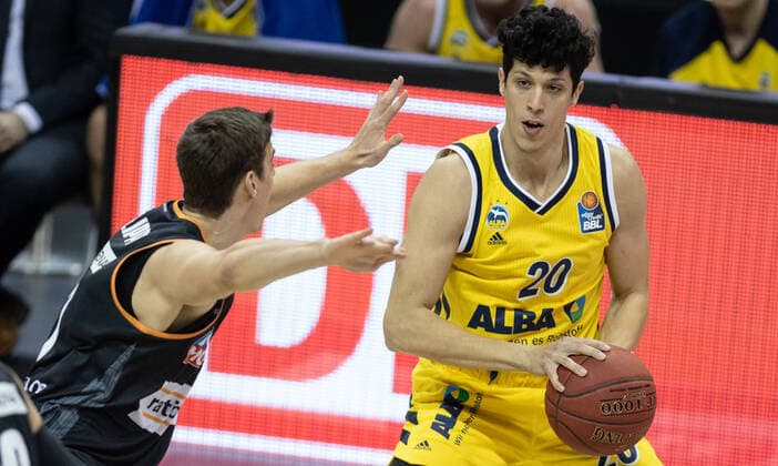 19.12.2020, Berlin, Basketball, 1. Bundesliga, easyCredit BBL, Hauptrunde, 7.Spieltag, Mercedes Benz Arena: ALBA Berlin - ratiopharm Ulm. Christoph Philipps von ratiopharm Ulm kaempft gegen ALBAs Simone Fontecchio (r) um den Ball. ALBA Berlin - ratiopharm Ulm