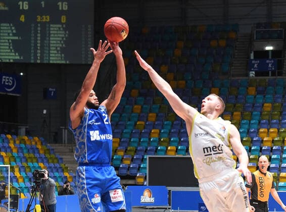 19.12.2020, xhbx, Basketball, BBL, Fraport Skyliners Frankfurt - medi Bayreuth, v.l. Rasheed Moore (Fraport Skyliners Frankfurt), Osvaldas Olisevicius (medi Bayreuth) (DFL DFB REGULATIONS PROHIBIT ANY USE OF PHOTOGRAPHS as IMAGE SEQUENCES and or QUASI-VIDEO) Offenbach am Main