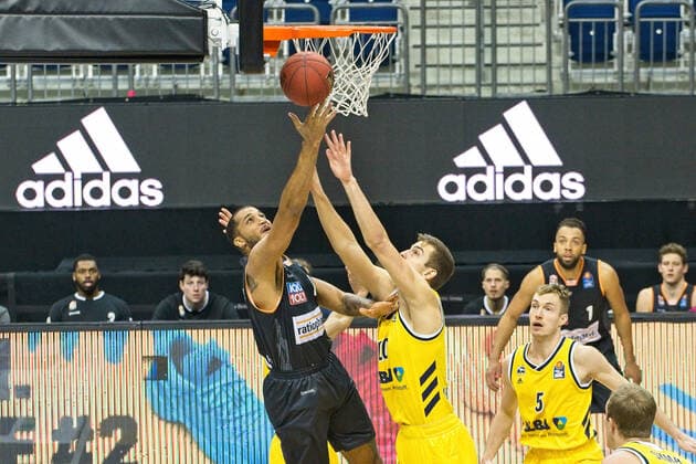 v.l. Demetrius Conger - Ulm, Tim Schneider - Alba, 19.12.2020, BBL, Alba Berlin vs Ratiopharm Ulm, in der Mercedes Benz Arena, GER, Berlin, 19.12.2020, BBL, Alba vs Ulm Berlin Copyright: xUwexKoch xEibner-Pressefotox EP_ukh