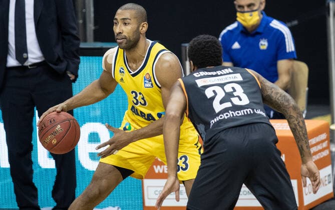 19.12.2020, Berlin, Basketball, 1. Bundesliga, easyCredit BBL, Hauptrunde, 7.Spieltag, Mercedes Benz Arena: ALBA Berlin - ratiopharm Ulm. ALBAs Jayson Granger (l) kaempft gegen Troy Caupain von ratiopharm Ulm um den Ball. ALBA Berlin - ratiopharm Ulm