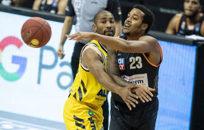 19.12.2020, Berlin, Basketball, 1. Bundesliga, easyCredit BBL, Hauptrunde, 7.Spieltag, Mercedes Benz Arena: ALBA Berlin - ratiopharm Ulm. ALBAs Jayson Granger (l) kaempft gegen Troy Caupain von ratiopharm Ulm um den Ball. ALBA Berlin - ratiopharm Ulm