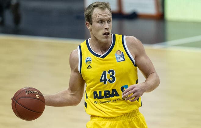 19.12.2020, Berlin, Basketball, 1. Bundesliga, easyCredit BBL, Hauptrunde, 7.Spieltag, Mercedes Benz Arena: ALBA Berlin - ratiopharm Ulm. ALBAs Luke Sikma spielt den Ball. ALBA Berlin - ratiopharm Ulm