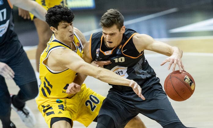 19.12.2020, Berlin, Basketball, 1. Bundesliga, easyCredit BBL, Hauptrunde, 7.Spieltag, Mercedes Benz Arena: ALBA Berlin - ratiopharm Ulm. ALBAs Simone Fontecchio (l) kaempft gegen Christoph Philipps von ratiopharm Ulm um den Ball. ALBA Berlin - ratiopharm Ulm