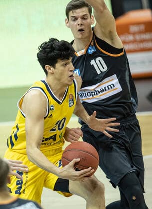 19.12.2020, Berlin, Basketball, 1. Bundesliga, easyCredit BBL, Hauptrunde, 7.Spieltag, Mercedes Benz Arena: ALBA Berlin - ratiopharm Ulm. ALBAs Simone Fontecchio (l) kaempft gegen Christoph Philipps von ratiopharm Ulm um den Ball. ALBA Berlin - ratiopharm Ulm