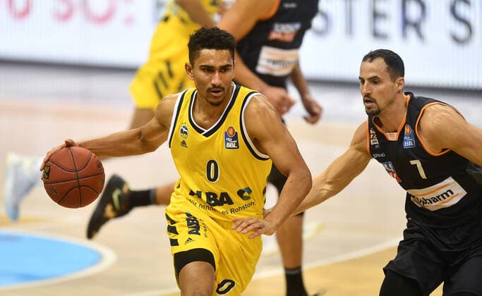 Maodo Lo (ALBA), mit Ball, rechts John Petrucelli (Ulm), ALBA Berlin - ratiopharm Ulm Basketball, easy Credit BBL , Herren, Maenner, Männer, men, Saison 2020 2021 Berlin, 19.12..2020, Mercedes-Benz Arena