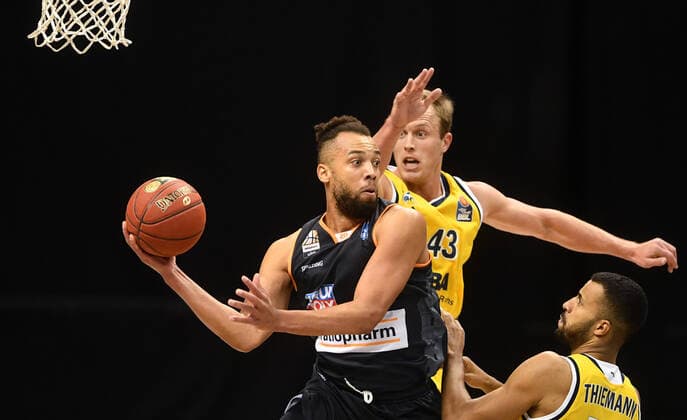 Demitrius Conger (Ulm), mit Ball, rechts Luke Sikma (ALBA), vorne Johannes Thiemann (ALBA), ALBA Berlin - ratiopharm Ulm Basketball, easy Credit BBL , Herren, Maenner, Männer, men, Saison 2020 2021 Berlin, 19.12..2020, Mercedes-Benz Arena