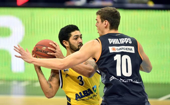 Peyton Siva (ALBA), mit Ball, rechts Christoph Philipps (Ulm), ALBA Berlin - ratiopharm Ulm Basketball, easy Credit BBL , Herren, Maenner, Männer, men, Saison 2020 2021 Berlin, 19.12..2020, Mercedes-Benz Arena