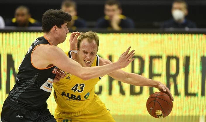 Luke Sikma (ALBA), mit Ball, links Nicolas Bretzel (Ulm), ALBA Berlin - ratiopharm Ulm Basketball, easy Credit BBL , Herren, Maenner, Männer, men, Saison 2020 2021 Berlin, 19.12..2020, Mercedes-Benz Arena