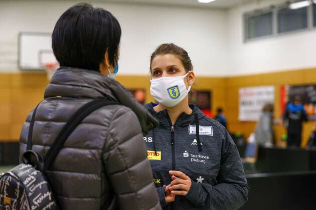 despor 19.12.2020 Tischtennis Damen 1.BL TSV Langstadt - SV Böblingen emspor, emonline, oespor, v.l., Jie Schöpp (Damen Nationaltrainerin) zu besuch in Langstadt im Gespräch mit Petrissa Solja (TSV Langstadt Tischtennis Damen 1.Bundesliga) Foto: Joaquim Ferreira