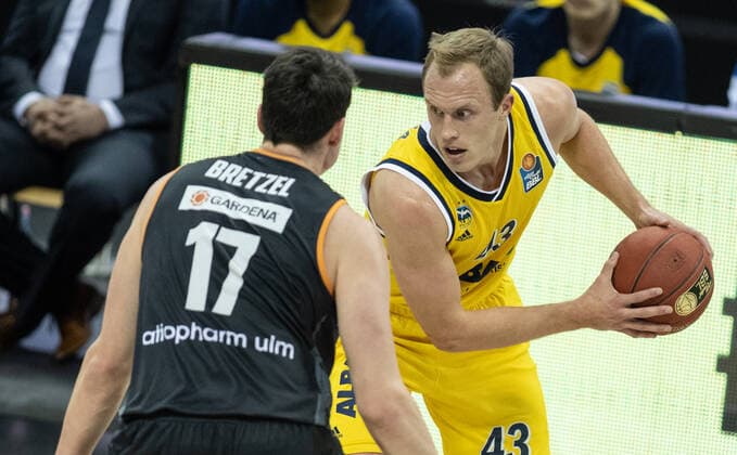 19.12.2020, Berlin, Basketball, 1. Bundesliga, easyCredit BBL, Hauptrunde, 7.Spieltag, Mercedes Benz Arena: ALBA Berlin - ratiopharm Ulm. ALBAs Luke Sikma (r) kaempft gegen Nicolas Bretzel von ratiopharm Ulm um den Ball. ALBA Berlin - ratiopharm Ulm