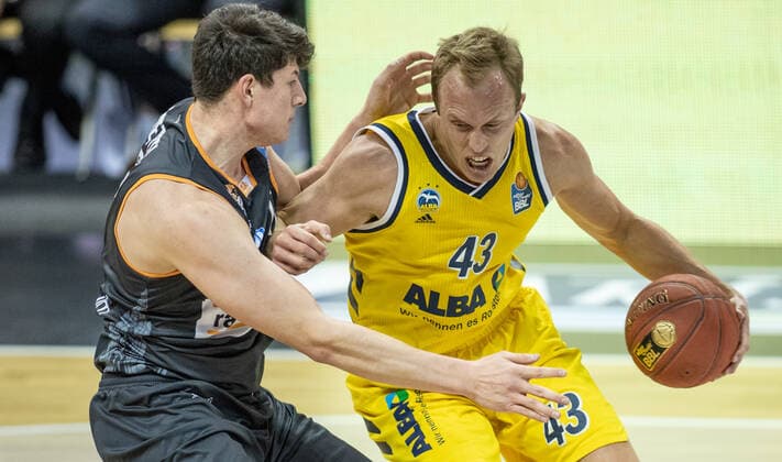 19.12.2020, Berlin, Basketball, 1. Bundesliga, easyCredit BBL, Hauptrunde, 7.Spieltag, Mercedes Benz Arena: ALBA Berlin - ratiopharm Ulm. ALBAs Luke Sikma (r) kaempft gegen Nicolas Bretzel von ratiopharm Ulm um den Ball. ALBA Berlin - ratiopharm Ulm