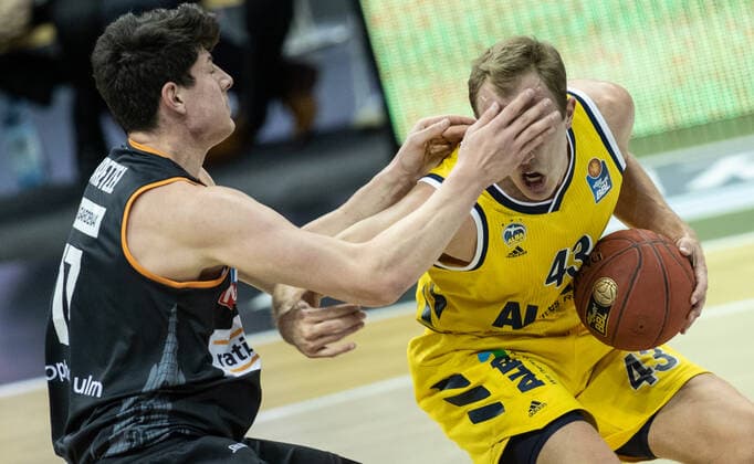 19.12.2020, Berlin, Basketball, 1. Bundesliga, easyCredit BBL, Hauptrunde, 7.Spieltag, Mercedes Benz Arena: ALBA Berlin - ratiopharm Ulm. ALBAs Luke Sikma (r) kaempft gegen Nicolas Bretzel von ratiopharm Ulm um den Ball. ALBA Berlin - ratiopharm Ulm