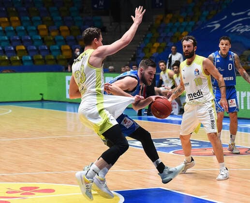 19.12.2020, xhbx, Basketball BBL Bundesliga, Frankfurt Skyliners - medi Bayreuth emspor, v.l. David Walker (medi Bayreuth) , Jon Axel Gudmundsson (Fraport Skyliners Frankfurt) (DFL DFB REGULATIONS PROHIBIT ANY USE OF PHOTOGRAPHS as IMAGE SEQUENCES and or QUASI-VIDEO) Frankfurt am Main