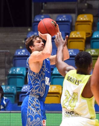 19.12.2020, xhbx, Basketball BBL Bundesliga, Frankfurt Skyliners - medi Bayreuth emspor, v.l. Joe Rahon (Fraport Skyliners Frankfurt), Frank Bartley (medi Bayreuth) (DFL DFB REGULATIONS PROHIBIT ANY USE OF PHOTOGRAPHS as IMAGE SEQUENCES and or QUASI-VIDEO) Frankfurt am Main