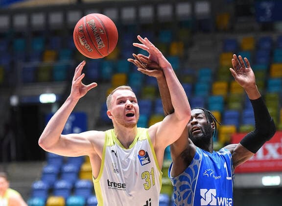 Sport Bilder des Tages 19.12.2020, xhbx, Basketball BBL Bundesliga, Frankfurt Skyliners - medi Bayreuth emspor, v.l. Osvaldas Olisevicius (medi Bayreuth) , Matt Mobley (Fraport Skyliners Frankfurt) (DFL DFB REGULATIONS PROHIBIT ANY USE OF PHOTOGRAPHS as IMAGE SEQUENCES and or QUASI-VIDEO) Frankfurt am Main