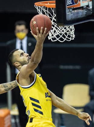 19.12.2020, Berlin, Basketball, 1. Bundesliga, easyCredit BBL, Hauptrunde, 7.Spieltag, Mercedes Benz Arena: ALBA Berlin - ratiopharm Ulm. ALBAs Johannes Thiemann springt mit dem Ball zum Korb. ALBA Berlin - ratiopharm Ulm