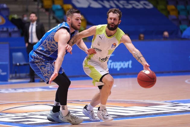 Fraport Skyliners - medi Bayreuth, easyCredit BBL Bastian Doreth (medi Bayreuth, 10, rechts) wird von Jon Axel Gudmundsson (Fraport Skyliners, 30) angegriffen. Basketball-Spiel der easyCredit BBL zwischen den Fraport Skyliners und medi Bayreuth am 19. Dezember 2020 in der Fraport-Arena in Frankfurt am Main., Frankfurt am Main Hessen Deutschland Fraport-Arena