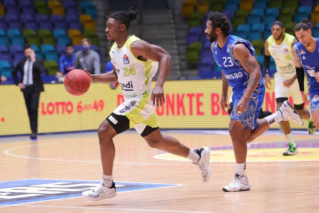 Fraport Skyliners - medi Bayreuth, easyCredit BBL Frank Bartley (medi Bayreuth, 24) vor Quantez Robertson (Fraport Skyliners, 23). Basketball-Spiel der easyCredit BBL zwischen den Fraport Skyliners und medi Bayreuth am 19. Dezember 2020 in der Fraport-Arena in Frankfurt am Main., Frankfurt am Main Hessen Deutschland Fraport-Arena