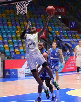Fraport Skyliners - medi Bayreuth, easyCredit BBL Derek Pardon (medi Bayreuth, 0) steigt hoch zum Korb. Basketball-Spiel der easyCredit BBL zwischen den Fraport Skyliners und medi Bayreuth am 19. Dezember 2020 in der Fraport-Arena in Frankfurt am Main., Frankfurt am Main Hessen Deutschland Fraport-Arena