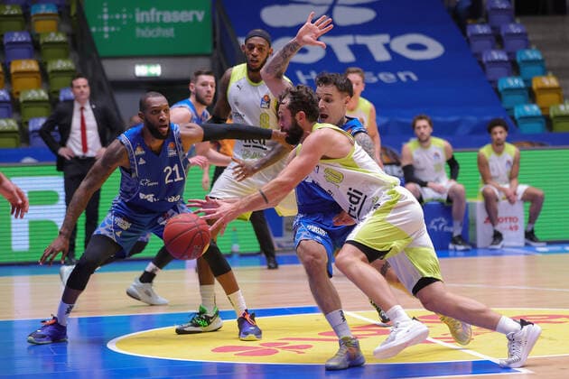Fraport Skyliners - medi Bayreuth, easyCredit BBL Konstantin Konga (Fraport Skyliners, 0) und Bastian Doreth (medi Bayreuth, 10) im Zweikamp um den Ball. Links beobachtet Kamari Murphy (Fraport Skyliners, 21) die Szene. Basketball-Spiel der easyCredit BBL zwischen den Fraport Skyliners und medi Bayreuth am 19. Dezember 2020 in der Fraport-Arena in Frankfurt am Main., Frankfurt am Main Hessen Deutschland Fraport-Arena
