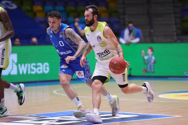 Fraport Skyliners - medi Bayreuth, easyCredit BBL Bastian Doreth (medi Bayreuth, 10) wird von Konstantin Konga (Fraport Skyliners, 0) verfolgt. Basketball-Spiel der easyCredit BBL zwischen den Fraport Skyliners und medi Bayreuth am 19. Dezember 2020 in der Fraport-Arena in Frankfurt am Main., Frankfurt am Main Hessen Deutschland Fraport-Arena