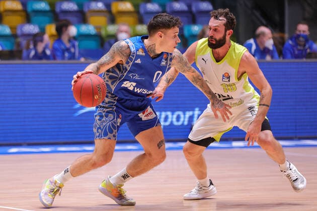 Fraport Skyliners - medi Bayreuth, easyCredit BBL Links Konstantin Konga (Fraport Skyliners, 0) gegen Bastian Doreth (medi Bayreuth, 10). Basketball-Spiel der easyCredit BBL zwischen den Fraport Skyliners und medi Bayreuth am 19. Dezember 2020 in der Fraport-Arena in Frankfurt am Main., Frankfurt am Main Hessen Deutschland Fraport-Arena