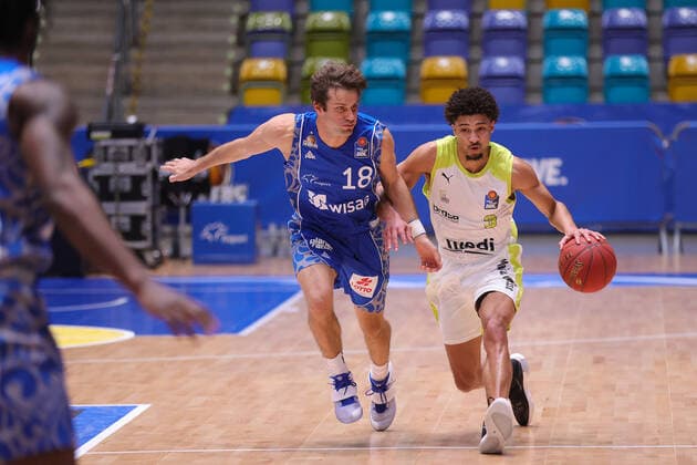 Fraport Skyliners - medi Bayreuth, easyCredit BBL Laufduell zwischen Ryan Woolridge (medi Bayreuth, 3, mit Ball) und Joe Rahon (Fraport Skyliners, 18). Basketball-Spiel der easyCredit BBL zwischen den Fraport Skyliners und medi Bayreuth am 19. Dezember 2020 in der Fraport-Arena in Frankfurt am Main., Frankfurt am Main Hessen Deutschland Fraport-Arena