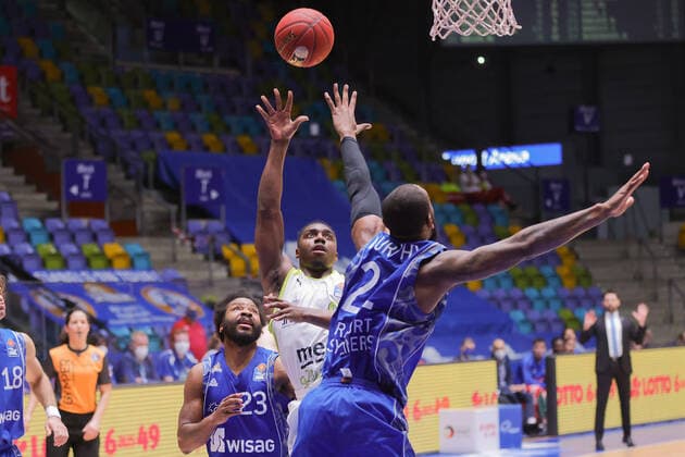 Fraport Skyliners - medi Bayreuth, easyCredit BBL Derek Pardon (medi Bayreuth, 0) steigt hoch zum Korb, Quantez Robertson (Fraport Skyliners, 23) und Kamari Murphy (Fraport Skyliners, 21) verteidigen. Basketball-Spiel der easyCredit BBL zwischen den Fraport Skyliners und medi Bayreuth am 19. Dezember 2020 in der Fraport-Arena in Frankfurt am Main., Frankfurt am Main Hessen Deutschland Fraport-Arena