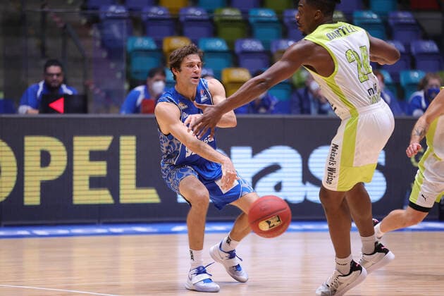 Fraport Skyliners - medi Bayreuth, easyCredit BBL Joe Rahon (Fraport Skyliners, 18) spielt den Ball vorbei an Frank Bartley (medi Bayreuth, 24). Basketball-Spiel der easyCredit BBL zwischen den Fraport Skyliners und medi Bayreuth am 19. Dezember 2020 in der Fraport-Arena in Frankfurt am Main., Frankfurt am Main Hessen Deutschland Fraport-Arena