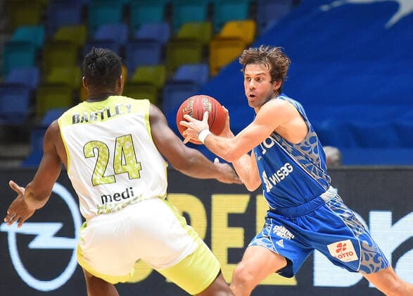 19.12.2020, xhbx, Basketball BBL Bundesliga, Frankfurt Skyliners - medi Bayreuth emspor, v.l. Frank Bartley (medi Bayreuth) , Joe Rahon (Fraport Skyliners Frankfurt) (DFL DFB REGULATIONS PROHIBIT ANY USE OF PHOTOGRAPHS as IMAGE SEQUENCES and or QUASI-VIDEO) Frankfurt am Main
