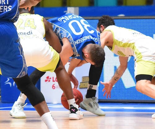 19.12.2020, xhbx, Basketball BBL Bundesliga, Frankfurt Skyliners - medi Bayreuth emspor, v.l. Jon Axel Gudmundsson (Fraport Skyliners Frankfurt) (DFL DFB REGULATIONS PROHIBIT ANY USE OF PHOTOGRAPHS as IMAGE SEQUENCES and or QUASI-VIDEO) Frankfurt am Main